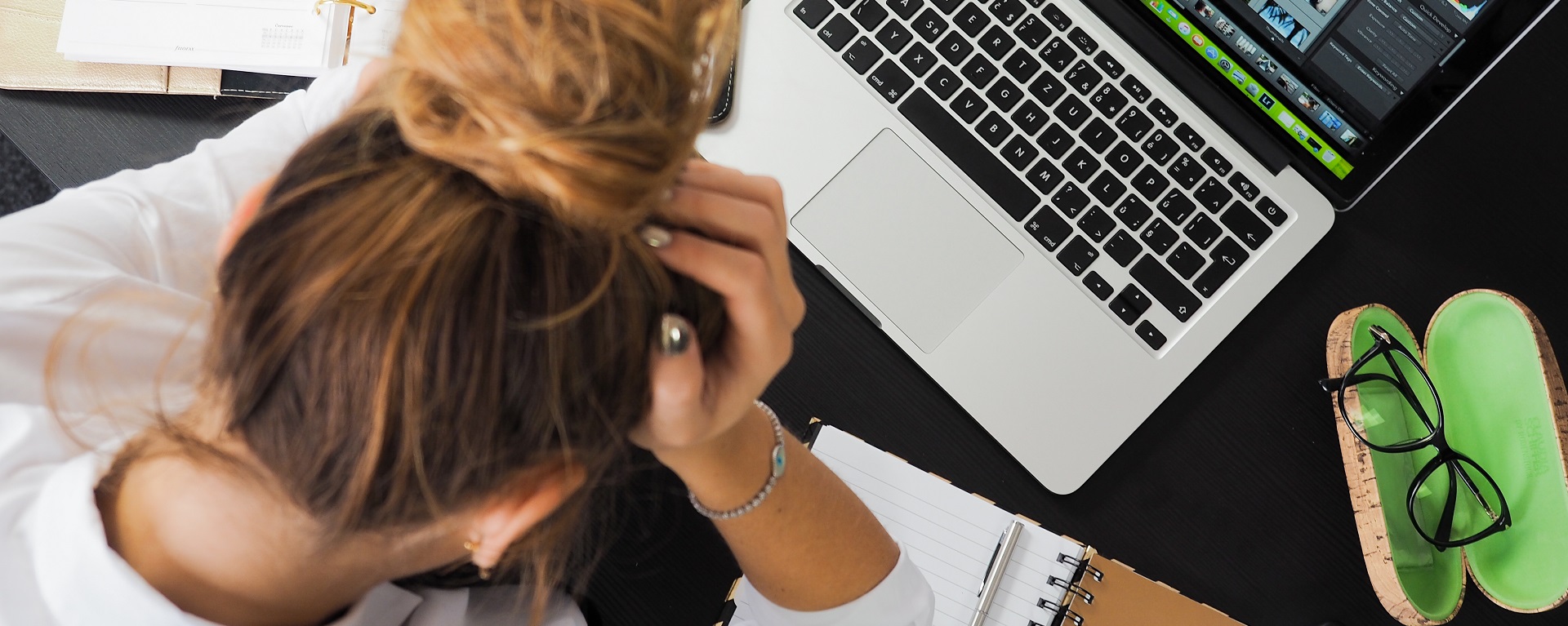 Mujer Estresada en el Trabajo